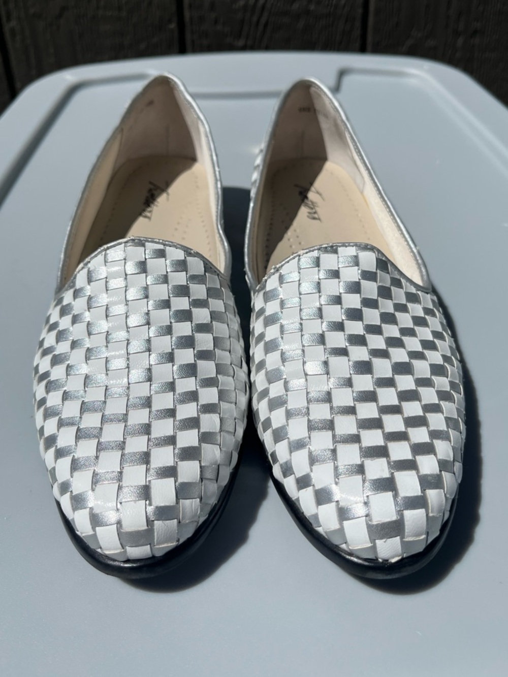 Trotters 9 1/2 S Woven checkered Metallic Silver & White Slip-On Flats